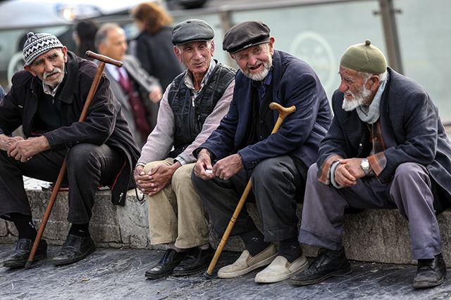 2026 Temmuz itibar�yla emekli promosyonlar�nda rekabet tarihi seviyelere ula�t�. Bankalar, yeni m��teri kazanmak i�in �zellikle Temmuz ay�nda ek avantaj paketleri ve bonus �demelerini art�rarak rekabeti yo�unla�t�rd�. Emekliler i�in 3 y�ll�k maa� ta��ma taahh�d� kar��l���nda verilen promosyonlar, ek kampanyalar ve kart harcamalar�yla birlikte 32 bin TL'ye kadar y�kseldi. Peki, En y�ksek emekli promosyonu veren banka hangisi? ��te emekliye en �ok promosyon veren bankalar ve 2026 Temmuz ay� emekli promosyon tutarlar�