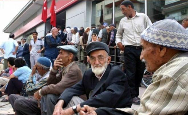 Maa��n� 3 y�l boyunca ayn� bankadan alma taahh�d� veren emeklilere sunulan kampanyalar, ek �r�n kullan�m� ve otomatik fatura talimatlar�yla birlikte daha da artabiliyor.