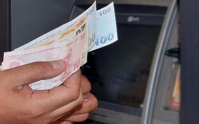 Temmuz 2026 emekli maa� zamm� �ncesi bankalar aras�nda promosyon yar��� h�z kazand�. Milyonlarca emekliyi hedefleyen kamu ve �zel bankalar, maa� ta��ma kar��l���nda sunduklar� nakit promosyonlar� 30 bin TL band�n�n �zerine ��kard�.