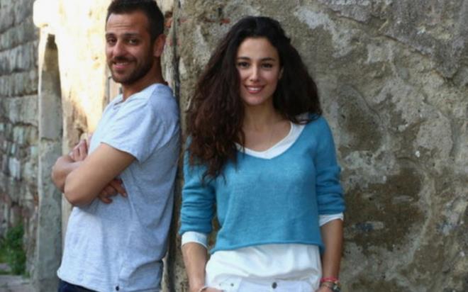 Oyuncu Erkan Kol�ak K�stendil, kendisi gibi oyuncu olan Cansu Tosun ile bo�anmas�n�n ard�ndan ilk kez a��klama yapt�. Ayr�l�k sonras� eski e�iyle o�ullar� Marsel i�in bir araya gelmeye devam ettiklerini belirten K�stendil, aile hayatlar�n�n s�rd���n� ifade etti.