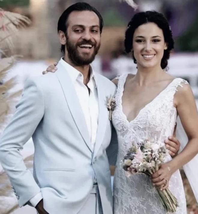 Bo�anman�n ard�ndan birka� hafta sonra eski e�iyle o�ullar� Marsel'in yeni ya� kutlamas�nda bir araya gelen K�stendil, konuyla ilgili a��klamalarda bulundu.