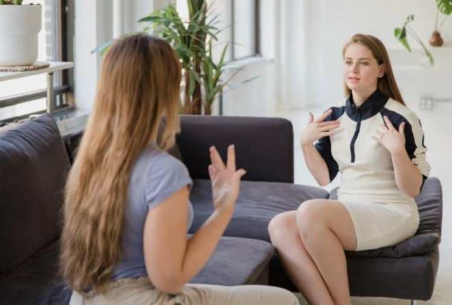 <p><strong>Z�RVEY� ZORLAYAN �K� D�L A�IKLANDI</strong></p>    <p><strong>Almanca daha �ok ekonomik gelece�i g�vence alt�na alma ve kariyer odakl� bir tercihken, Korece tamamen bir tutku, hobi ve ya�am tarz� tercihi olarak dikkat �ekiyor. </strong>�zellikle Z ku�a�� ve daha gen� ya� gruplar� aras�nda adeta bir Korece ��renme furyas� ya�an�yor. Bu ani ve b�y�k ilgi art���n�n en temel sebebi, t�m d�nyay� kas�p kavuran ve "Hallyu" olarak adland�r�lan Kore pop�ler k�lt�r dalgas�d�r.</p>