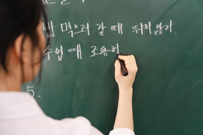 D�nya genelinde milyonlarca hayran� olan K-Pop gruplar� ve k�resel dijital platformlarda izlenme rekorlar� k�ran K-Drama dizileri, gen�lerin bu k�lt�re b�y�k bir hayranl�k beslemesini sa�l�yor. D�nya genelinde milyonlarca hayran� olan K-Pop gruplar� ve k�resel dijital platformlarda izlenme rekorlar� k�ran K-Drama dizileri, gen�lerin bu k�lt�re b�y�k bir hayranl�k beslemesini sa�l�yor