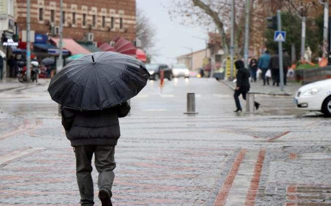 �stanbul'da bug�n yaz mevsiminin �u ana kadarki en s�cak g�n� ya�an�yor. Megakent ��le saatlerinde g�ne�in alt�nda 40 dereceyi g�rd�. Ancak meteorolojiden yap�lan a��klamaya g�re �stanbul'a ya�mur geliyor. ��te tarihi ve detaylar�...