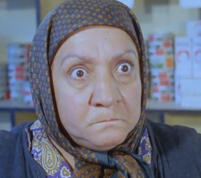 Anne ve babas� da tiyatro sanat��s� olan, kendisi de kariyerine bu yolda devam eden usta oyuncu Adile Na�it k���k ya�ta sahnelerle bulu�tu.<o:p></o:p>
