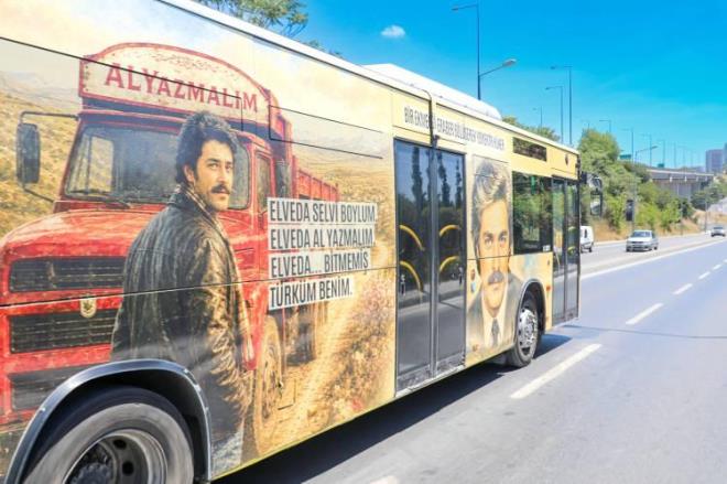 �STANBULLULARLA BULU�TU<br><strong>Ba�ta Selvi Boylum Al Yazmal�m, Tatar Ramazan ve Y�lanlar�n �c� olmak �zere bir�ok unutulmaz yap�mdaki performans�yla haf�zalarda yer edinen sanat�� ad�na tasarlanan otob�s, 57UL Be�ikta�-Kuru�e�me hatt�nda �stanbullularla bulu�tu.</strong>