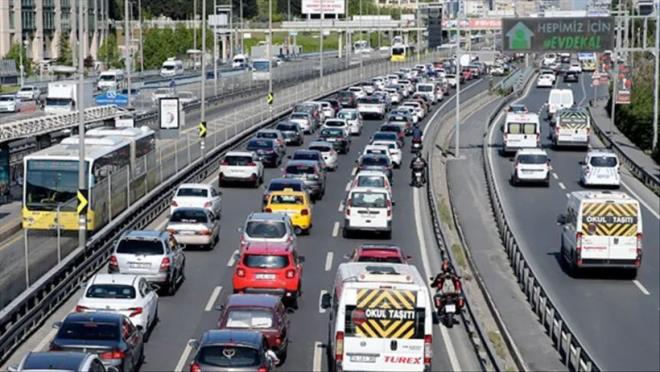 �ift�i, multimedya ve ak�ll� ekranlarla ilgili, "Fabrika ��k��l� ekranlar ile navigasyon, park deste�i, ara� i�i ve d��� kamera, kay�t cihazlar� ve sistem ayarlar� amac�yla kullan�lan ekranlara cezai i�lem uygulanmayacak." ifadesine yer verdi.