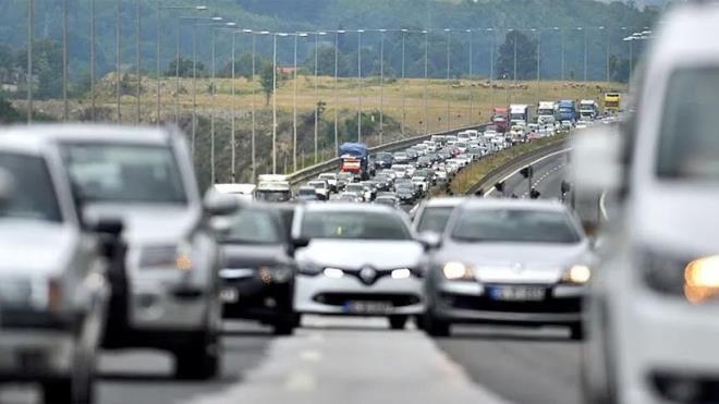 Karayollar� Trafik Y�netmeli�i'nde De�i�iklik Yap�lmas�na Dair Y�netmelik Resmi Gazete'de yay�mland�. Karayollar� Trafik Y�netmeli�i'nde yap�lan de�i�iklikle, ara�larda s�r�c� g�r�� alan�, g�r�nt� cihazlar�, telefon tutucular�, ara� kameralar� ve ses sistemlerine ili�kin kurallar yeniden d�zenlendi.
