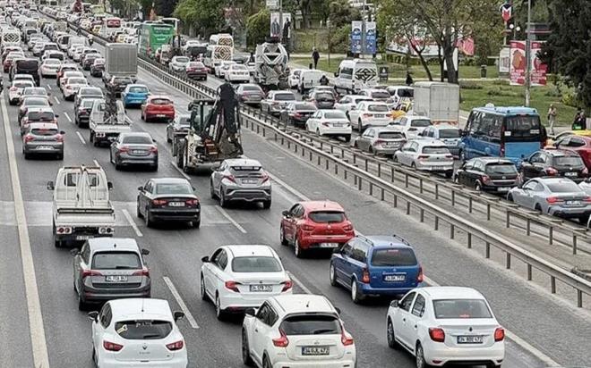 Milyonlarca s�r�c�y� ilgilendiren karar Resmi Gazete'de yay�mland�. Karayollar� Trafik Y�netmeli�i'nde yap�lan de�i�iklikle, ara�larda s�r�c� g�r�� alan�, g�r�nt� cihazlar�, telefon tutucular�, ara� kameralar� ve ses sistemlerine ili�kin kurallar yeniden d�zenlendi.