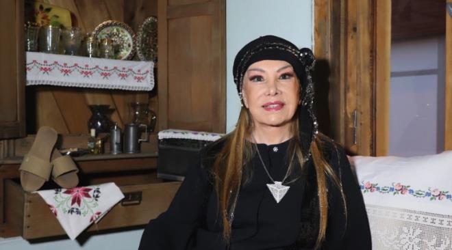 T�rk halk m�zi�ine damga vuran g��l� sesi ve unutulmaz eserleriyle y�llard�r ad�ndan s�z ettirmeye devam&nbsp;Bedia Akart�rk, son haliyle g�ndem oldu.