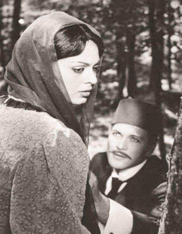 <strong>TRT 2 ekranlar�nda H�lya Ko�yi�it'in sundu�u Film Gibi Hayatlar program�na konuk olan �oray, bir d�nem ba�rol�nde yer ald��� Re�at Nuri G�ntekin'in �l�ms�z eseri '�al�ku�u'nun televizyon dizisi olarak yeniden uyarlanmas� i�in ilk teklifin kendisine yap�ld���n� s�yledi.</strong>