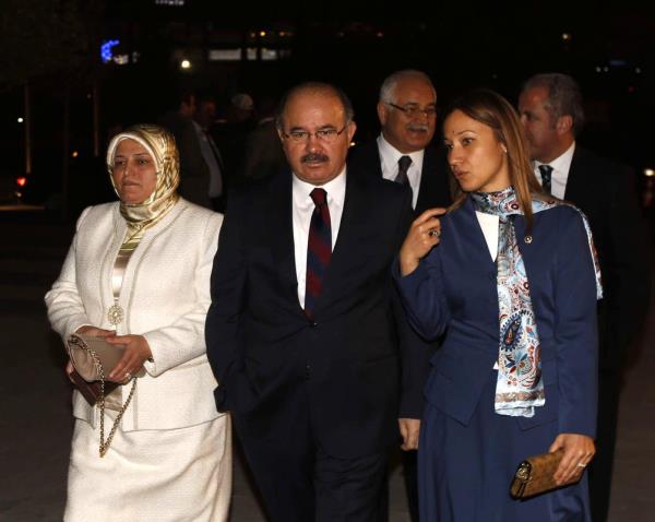 Adalet Bakan Sadullah Ergin'in olu smet Ergin'in dn treni devletin zirvesini bir araya getirdi. Dn trenine Ak Parti Genel Bakan Yardmcs Hseyin elik de katld.