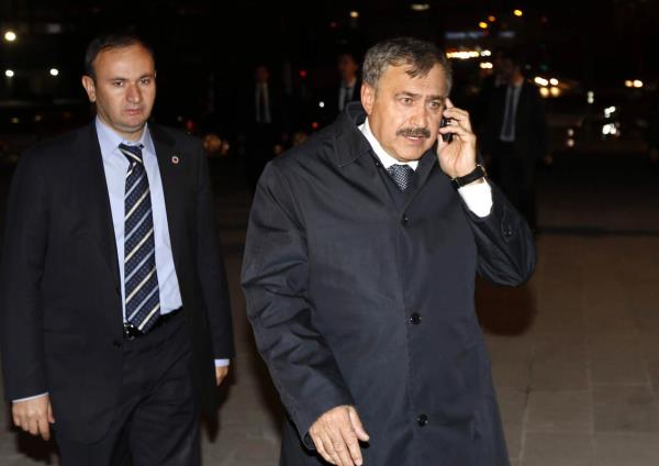 Adalet Bakan Sadullah Ergin'in olu smet Ergin'in dn treni devletin zirvesini bir araya getirdi. Dn trenine Orman ve Su leri Bakan Veysel Erolu da katld.