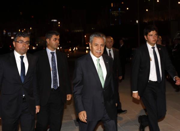 Adalet Bakan Sadullah Ergin'in olu smet Ergin'in dn treni devletin zirvesini bir araya getirdi. Dn trenine Babakan Yardmcs Blent Arn da katld.