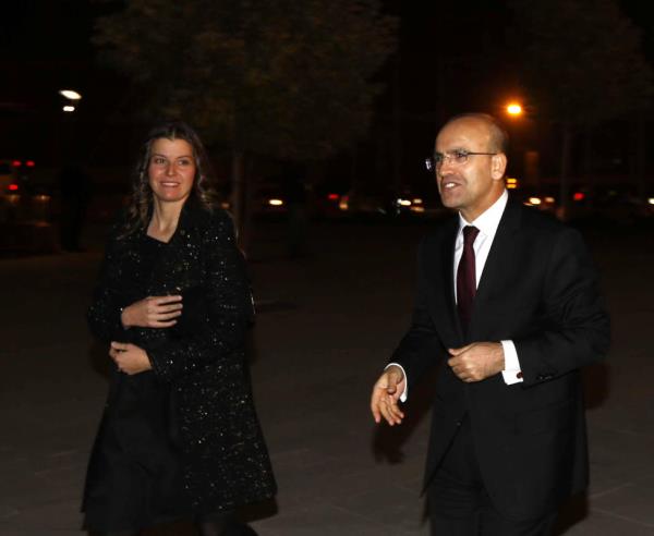 Adalet Bakan Sadullah Ergin'in olu smet Ergin'in dn treni devletin zirvesini bir araya getirdi. Dn trenine Maliye Bakan Mehmet imek de katld.