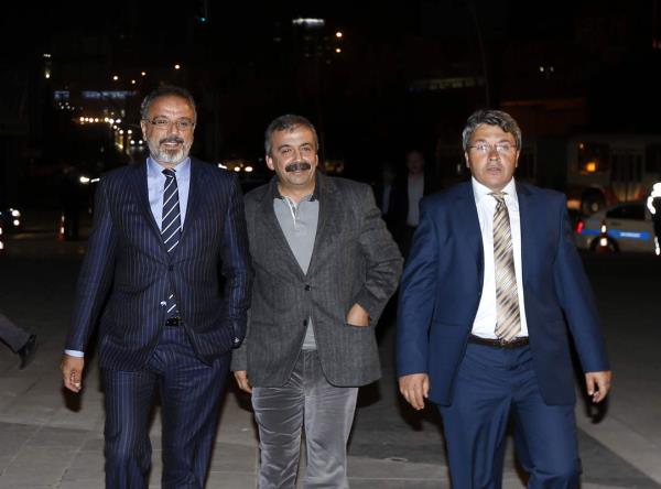 Adalet Bakan Sadullah Ergin'in olu smet Ergin'in dn treni devletin zirvesini bir araya getirdi. Dn trenine BDP Mu Milletvekili Srr Sakk (solda) ve stanbul Milletvekili Srr Sreyya nder (ortada) de katld.