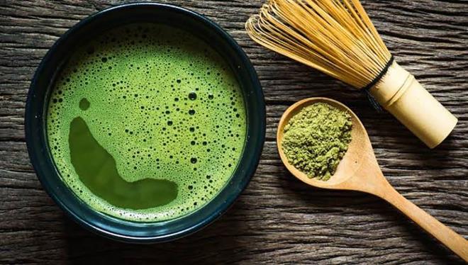 <p><strong>MATCHA</strong></p> <p>Son y�llarda pop�lerli�i h�zla artan matcha, ince ���t�lm�� ye�il �ay yapraklar�ndan haz�rlan�yor. Canl� ye�il rengiyle dikkat �eken bu i�ecek, �zellikle <strong>EGCG</strong> ad� verilen g��l� antioksidan bak�m�ndan zengin olmas�yla biliniyor. Ara�t�rmalar, bu bile�i�in iltihaplanman�n azalt�lmas�na katk� sa�layabilece�ini, kalp sa�l���n� destekleyebilece�ini ve h�creleri oksidatif strese kar�� koruyabilece�ini g�steriyor.</p> <p>Matchay� kahveden ay�ran en �nemli �zelliklerden biri ise i�erdi�i <strong>L-theanine</strong> aminoasidi. Bu madde, kafeinin etkisini daha dengeli hale getirerek ani enerji y�kseli�leri yerine daha uzun s�re devam eden odaklanma hissi olu�turabiliyor.</p>