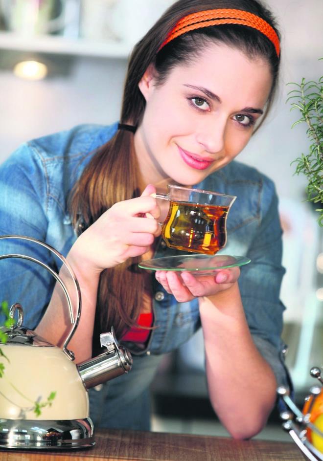 <p><strong>KAHVEYE ALTERNAT�F OLARAK �NE �IKAN 8 ��ECEK</strong></p> <ul><li>Matcha</li> <li>Chai �ay�</li> <li>Mantar kahvesi</li> <li>Yerba mate</li> <li>Hindiba kahvesi</li> <li>Nane �ay�</li> <li>Alt�n s�t (zerde�all� latte)</li> <li>Rooibos �ay�</li></ul><br>Uzmanlar, bu i�eceklerin her birinin farkl� �zelliklere sahip oldu�unu vurguluyor. Kimisi daha d���k kafeinle enerji sa�lamay� hedeflerken, kimisi tamamen kafeinsiz yap�s�yla �ne ��k�yor. Hangi se�ene�in daha uygun oldu�u ise ki�inin sa�l�k durumu, g�nl�k al��kanl�klar� ve beklentilerine g�re de�i�ebiliyor.