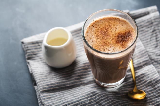 <p><strong>CHAI �AYI</strong></p> <p>Baharatl� aromas�yla �ne ��kan chai �ay�, siyah �ay�n tar��n, kakule, zencefil, karanfil ve karabiber gibi baharatlarla harmanlanmas�yla haz�rlan�yor. Bir fincan chai yakla��k <strong>21 mg kafein</strong> i�erirken, ayn� miktardaki filtre kahvede bu miktar ortalama 90 mg seviyesinde bulunuyor.</p> <p>Daha d���k kafein al�rken s�cak ve aromatik bir i�ecek t�ketmek isteyenler i�in chai iyi bir alternatif olabilir. ��eri�indeki baharatlar�n da sindirim sistemi ve ba����kl�k �zerinde destekleyici etkiler g�sterebildi�i belirtiliyor.</p>