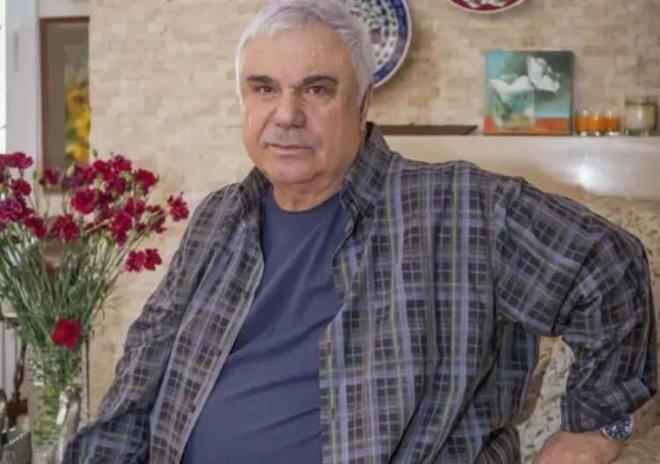 Posta'da yer alan habere g�re, Halil Erg�n'� arayan doland�r�c�lar kendilerini Beykoz Karakolu'nda g�revli polisler olarak tan�tt�. Erg�n'e ki�isel bilgilerinin ve foto�raflar�n�n �al�nd���n� s�yleyen ��pheliler, mal varl���n�n tehlikede oldu�unu ve devlet taraf�ndan y�r�t�len gizli bir operasyon kapsam�nda koruma alt�na al�nmas� gerekti�ini iddia etti.&nbsp;