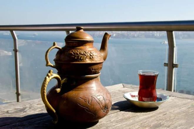 �AY VE T�RK KAHVES�<br><strong>Yemekten hemen sonra t�ketilen �ay ve T�rk kahvesi, i�erdi�i tanen nedeniyle demir emilimini azaltabiliyor.</strong>