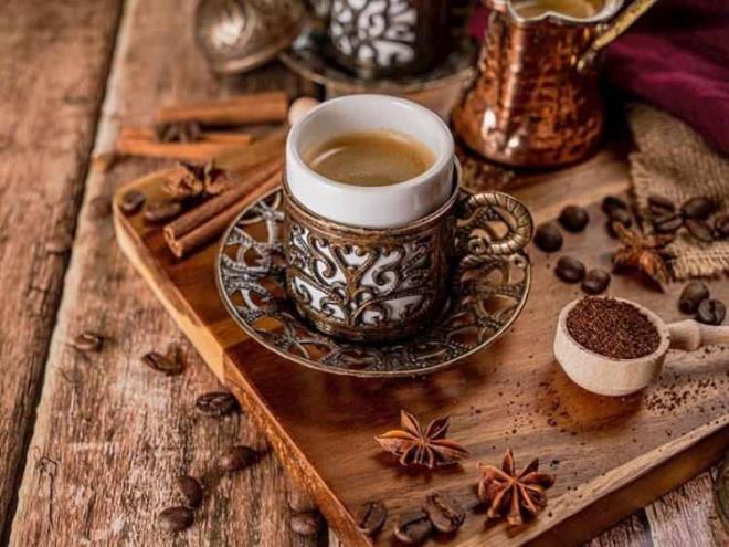 <strong>Bu durum �zellikle demir eksikli�i bulunan ki�iler i�in �nem ta��yor. Uzmanlar, �ay ve kahvenin yemeklerden en az bir saat sonra t�ketilmesini tavsiye ediyor.</strong>