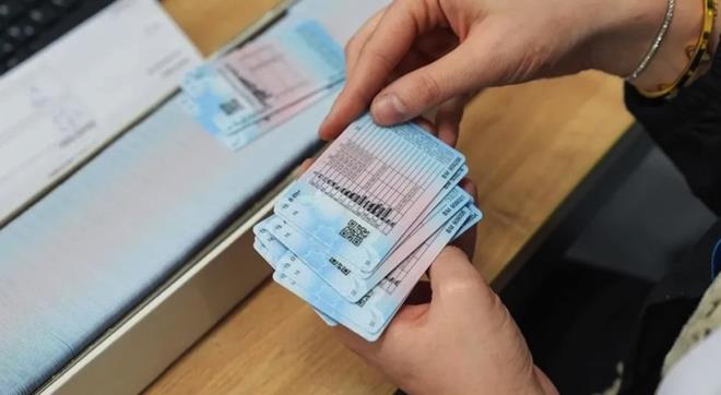 <span>1 DAK�KADA PARA HAZIR</span><br>"��renci kursa geldi�inde kredi kart� limiti yetmiyorsa veya nakit paras� yoksa, do�rudan bizim altyap�m�z �zerinden kredi kullanabilecek. Sisteme&nbsp;��rencinin veya anne-babas�n�n T.C. kimlik numaras� giriliyor. Arka planda �al��an �zel parametreler sayesinde&nbsp;sadece bir dakika i�erisinde kredi onay� ��k�yor.