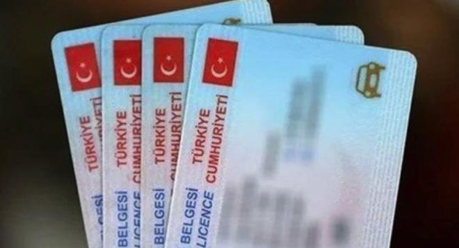 Y�lda ortalama 1,5 milyon ki�inin ehliyet ald���&nbsp;T�rkiye'de&nbsp;ehliyet&nbsp;�creti i�in yakla��k 45 milyar lira �d�yoruz. Artan s�r�c� kursu fiyatlar� sebebiyle ehliyet almak zorla��rken bir�ok ��rencinin kredi kart� limiti bu tutarlar� tek seferde kar��lamaya yetmiyor. Yeni uygulama ile birlikte s�r�c� adaylar�n�n kredi ile ehliyet sahibi olmas�n�n �n� a��l�yor.