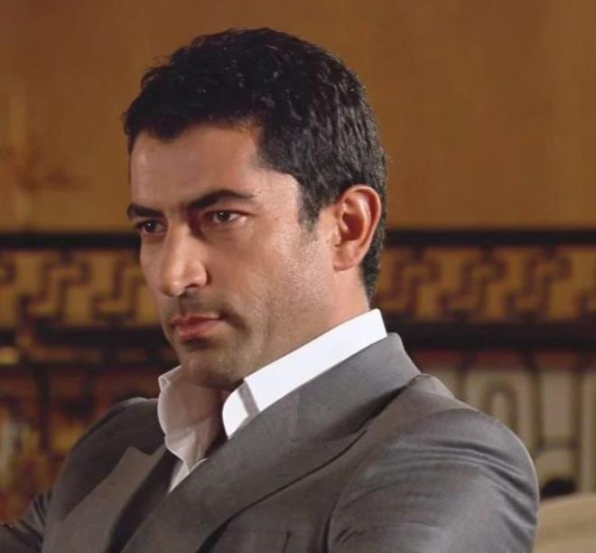 <strong>Ezel dizisinden b�y�k bir ��hret kazand���n� belirten Filiz, <span><em>"Klasikler aras�na girdim. 'Ezel' yay�nland��� do�mam�� �ocuklar, benimle sohbet ediyor. �z b�rakan i�ti" </em></span>dedi.</strong>