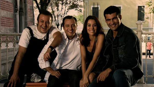 <strong>Ba�rollerinde Kenan �mirzalio�lu, Cansu Dere, Tuncel Kurtiz, Haluk Bilginer Bar�� Falay, Sarp Akkaya, Sedef Avc� gibi ba�ar�l� oyuncular�n yer ald���, televizyon tarihinin unutulmaz yap�mlar�ndan biri olan Ezel dizisinde, Ezel'in estetik operasyon ge�irmeden �nceki halini oynayan �smail Filiz, uzun bir aran�n ard�ndan ilk kez g�r�nt�lendi.</strong>