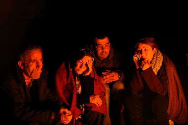 Yklan binalarn arasndaki atein etrafnda oturan depremzedeler. (29 Ekim 2011)