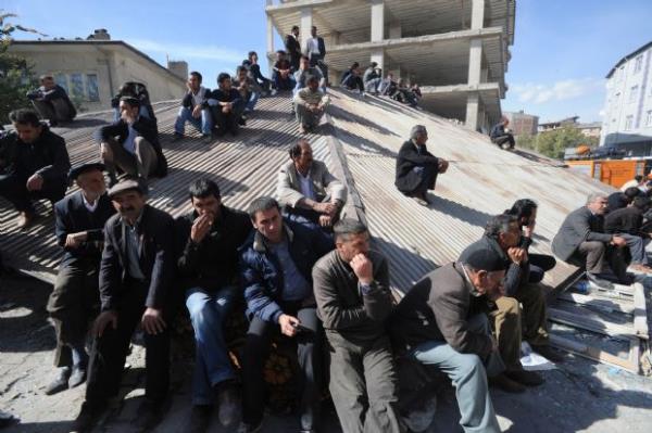 Erci'te ken bir binann evresinde toplananlar (24 Ekim 2011)