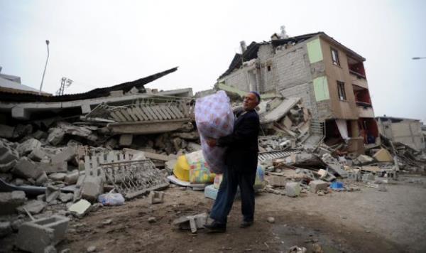 Depremde ken bir binadan kan antasn tayan bir adam. (29 Ekim 2011)