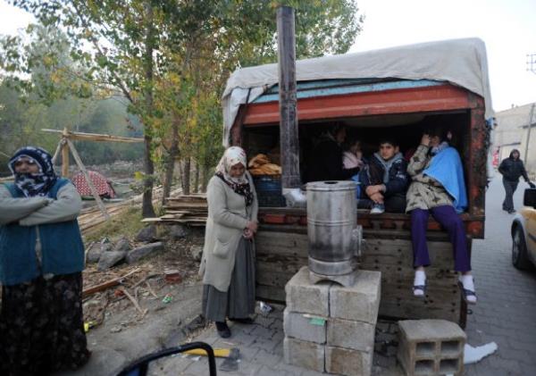 Depremden sonra Erci'te kamyonda yaamaya balam bir aile (25 Ekim 2011)