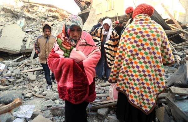 Kurtarma ekipleri ken bir binann enkazndan insanlar kurtarmaya alrlarken enkazdakilerin yaknlar operasyonda yer almak istiyor. (24 Ekim 2011)