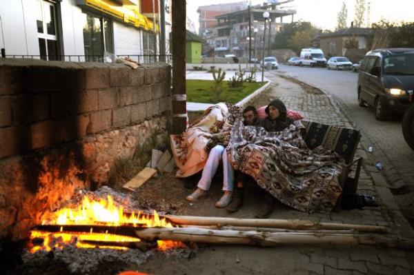 Erci'te sokakta uyuyan depremzedeler (24 Ekim 2011)