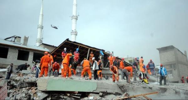 Kurtarma ekipleri enkaz altnda skanlar kurtaryor. (25 Ekim 2011)