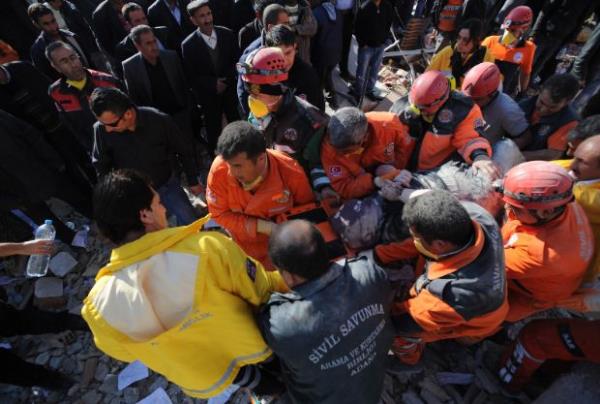 ken bir binadan sa kurtarlan kadn ambulansa bindirilirken (25 Ekim 2011)