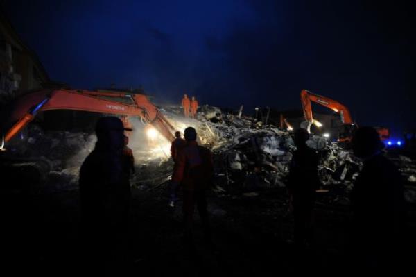 Kurtarma ekipleri depremden sonra Erci'te enkazda skan in sanlar kurtarmaya alyor (27 Ekim 2011)