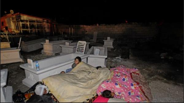 Depremzedeler Erci'te mezar talarnn yannda uyurken (24 Ekim 2011)