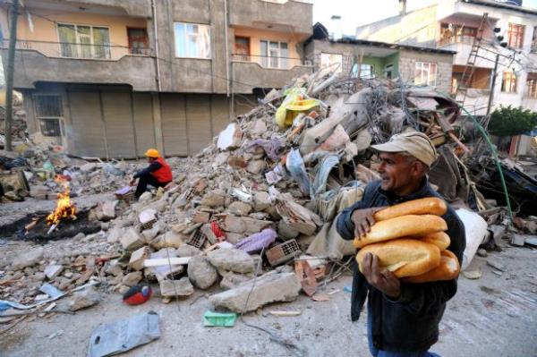 Erci'te gda yardm alan biri ald ekmekleri tarken (27 Ekim 2011)