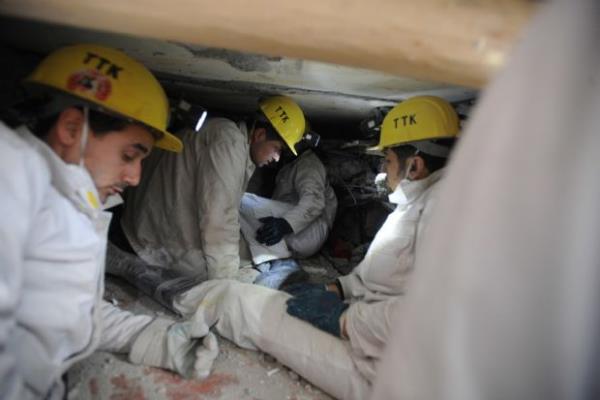 Kurtarma ekipleri enkazdakileri aryor. (26 Ekim 2011)