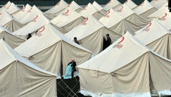 Depremden etkilenenler Erci'teki bu barnaklarda kalyorlar. (31 Ekim 2011)