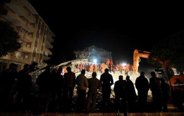 Kurtarma ekipleri enkaz altnda kalanlar kurtarmaya alyor. (25 Ekim 2011)