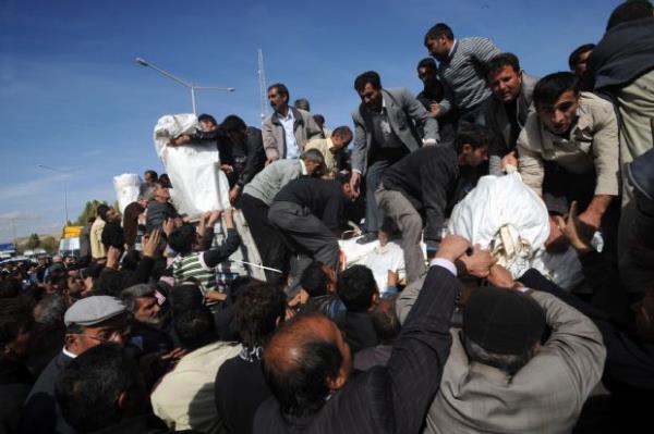 Trk Kzlay kamyonla adr datm yaparken (24 Ekim 2011)