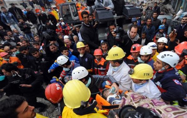 ken bir binadan sa kurtarlan adam ambulansa alnyor. (29 Ekim 2011)