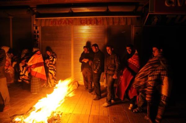 Depremzedeler atein etrafnda oturuyor. (23 Ekim 2011)