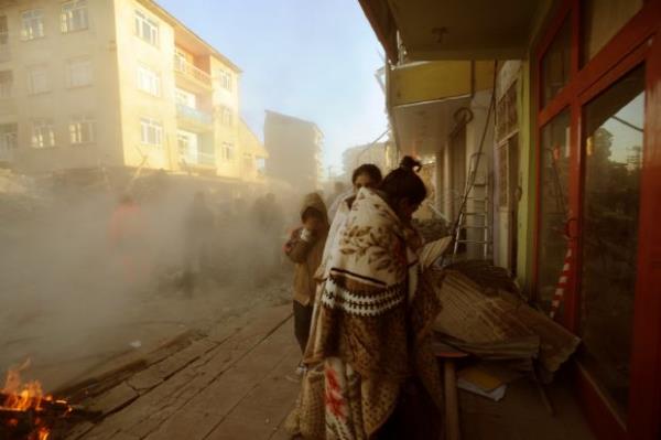 Depremden sonraki artda yklan bir bina. (24 Ekim 2011)