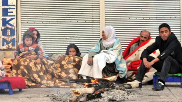 Erci'te sokakta oturan depremzedeler. (24 Ekim 2011)