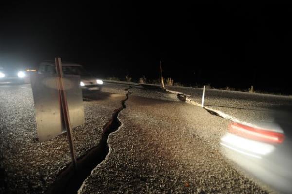 Van' vuran 664 kiinin ld ykc depremden sonra Erci'e giden ana yolda oluan atlak.